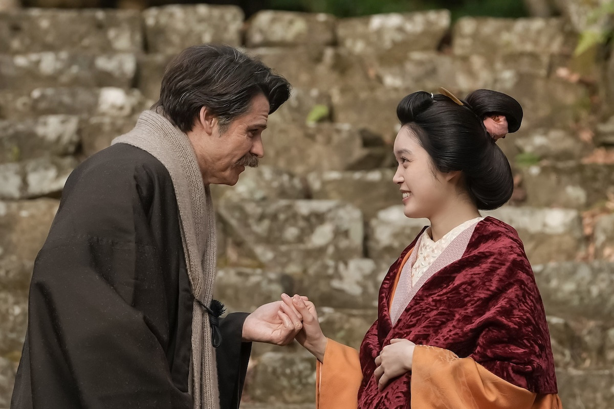 明日の『ばけばけ』“ヘブン”トミー・バストウ、“司之介”岡部たかしと秘密を共有