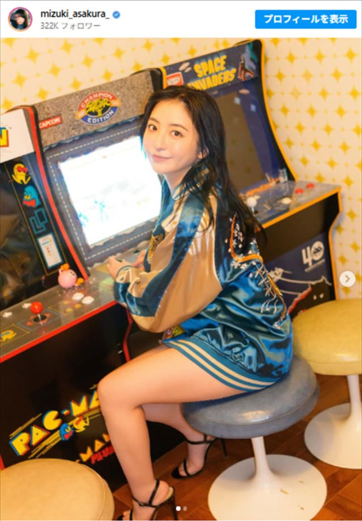 麻倉瑞季、ゲーセンデート風ショット　※「麻倉瑞季」Instagram