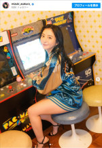 【写真】“ミスヤンマガ”美女23歳、ミニ丈にスカジャン姿、ゲーセンデート風ショットに反響