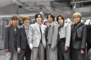 Kis‐My‐Ft2が衣装展「Kis‐My‐Ft2：The Couture」取材に登場（左から）横尾渉、宮田俊哉、玉森裕太、藤ヶ谷太輔、千賀健永、二階堂高嗣