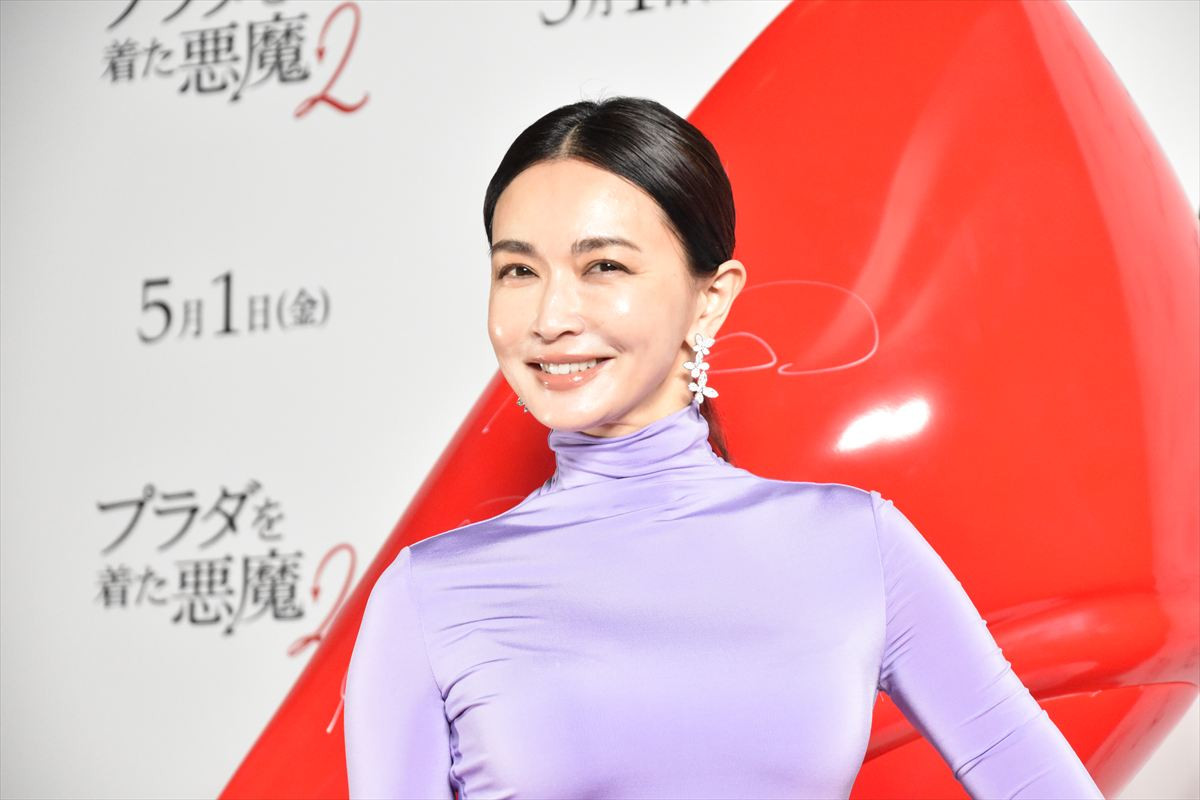 TWICE・MOMO＆SANA『プラダを着た悪魔２』をイメージした真っ赤なドレスで登場！ジャパンアンバサダーに就任