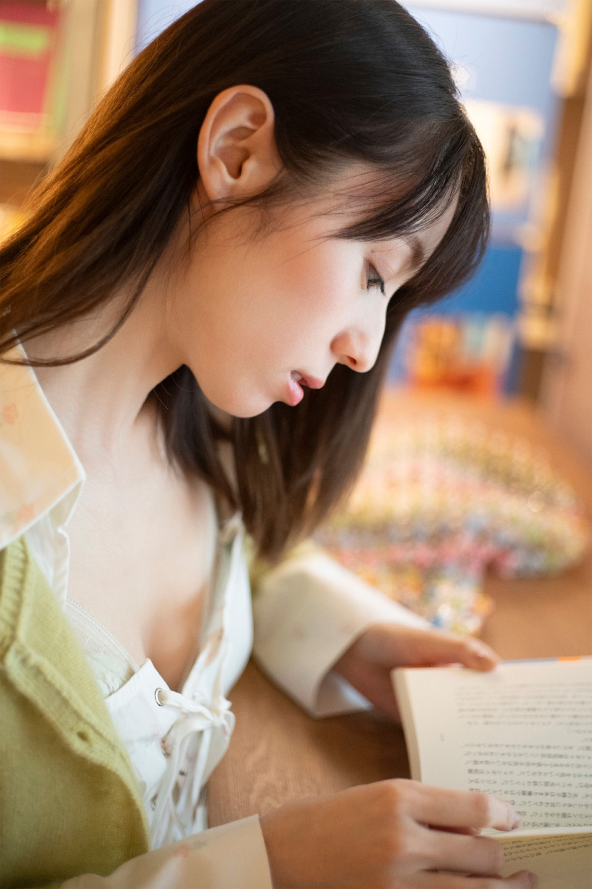 小池里奈、美しい肢体で魅せるデジタル写真集　舞台は“本屋”