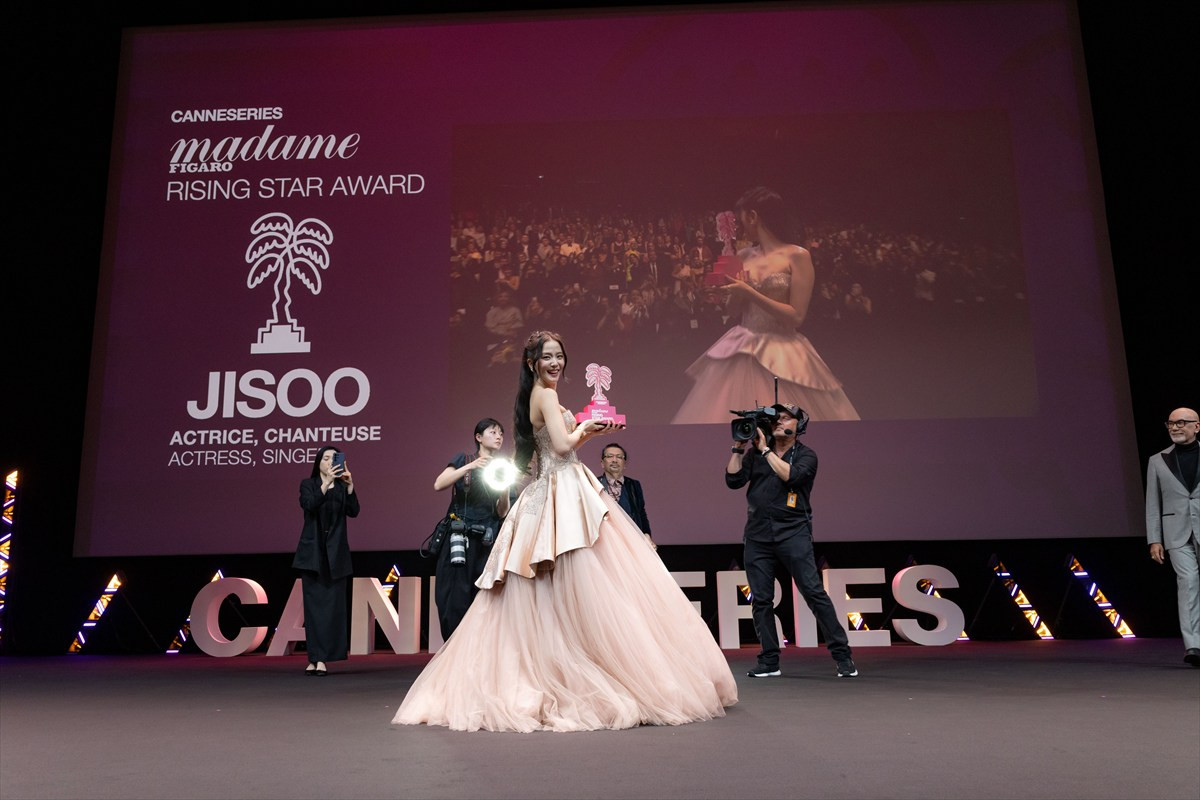 BLACKPINK ジス、ピンクのプリンセスドレスで魅了　カンヌシリーズで新人賞受賞