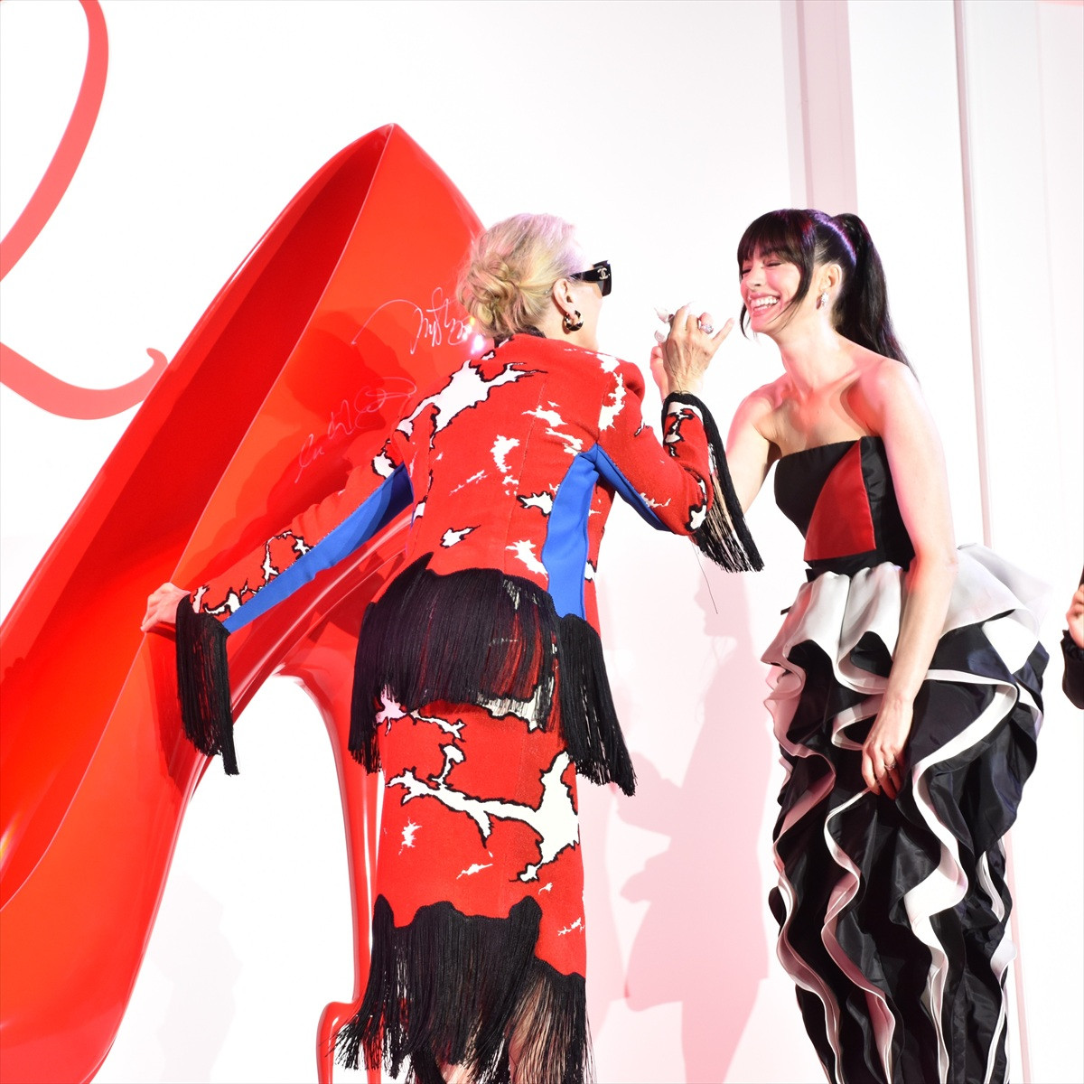 アン・ハサウェイ＆メリル・ストリープ、美スタイル＆神対応で魅了　奇跡の2ショット来日を振り返り