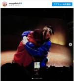 ジャスティン・ビーバーに呼ばれステージに向かうビリー・アイリッシュ　※「マギー・ベアード」Instagram