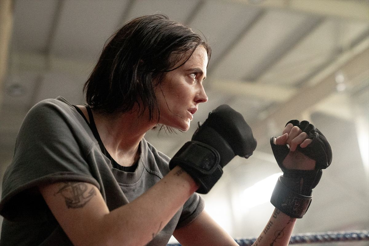 『ダーティ・エンジェルズ』地獄の戦場で見せたエヴァ・グリ―ンの新境地　場面写真解禁