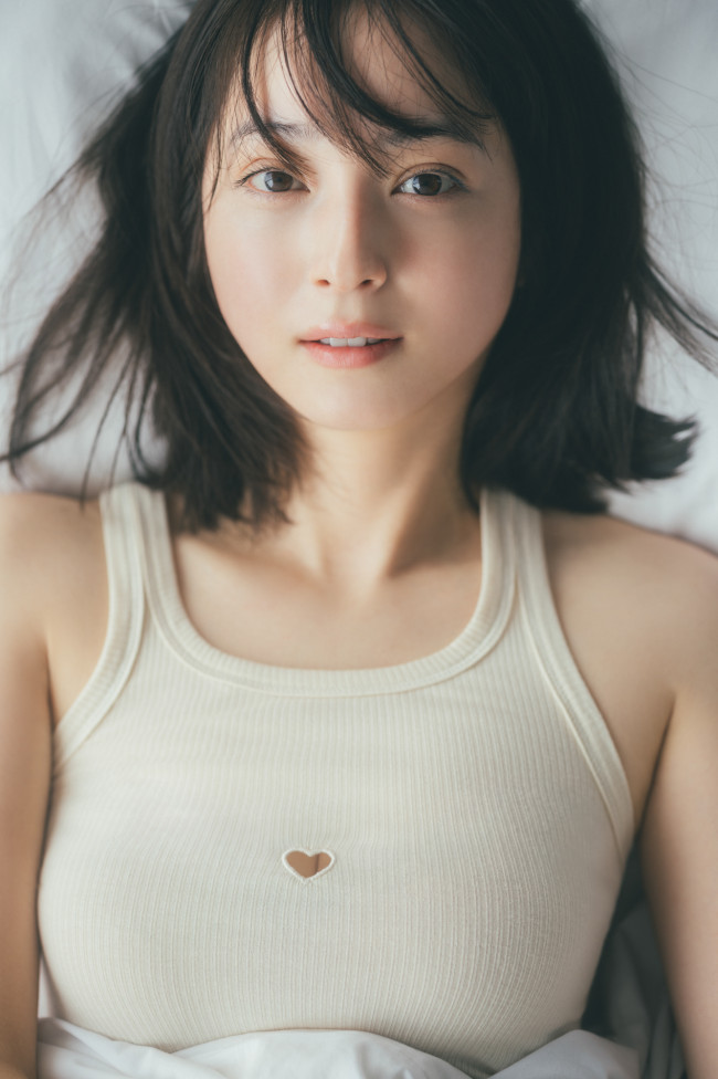 写真）佐々木希10年ぶりのカレンダー発売 “気まずいほど目が合いすぎる