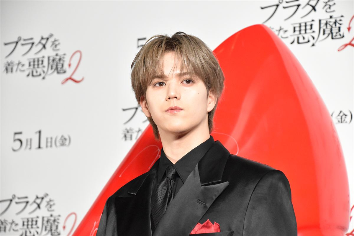 TWICE・MOMO＆SANA『プラダを着た悪魔２』をイメージした真っ赤なドレスで登場！ジャパンアンバサダーに就任