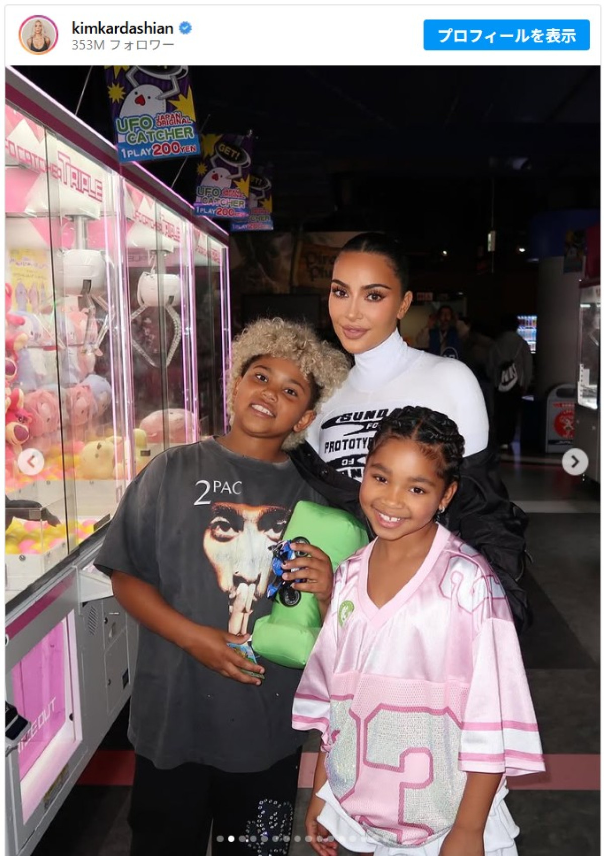 キム・カーダシアン、子どもたちと袴姿で日本刀を構える　来日ショット投稿