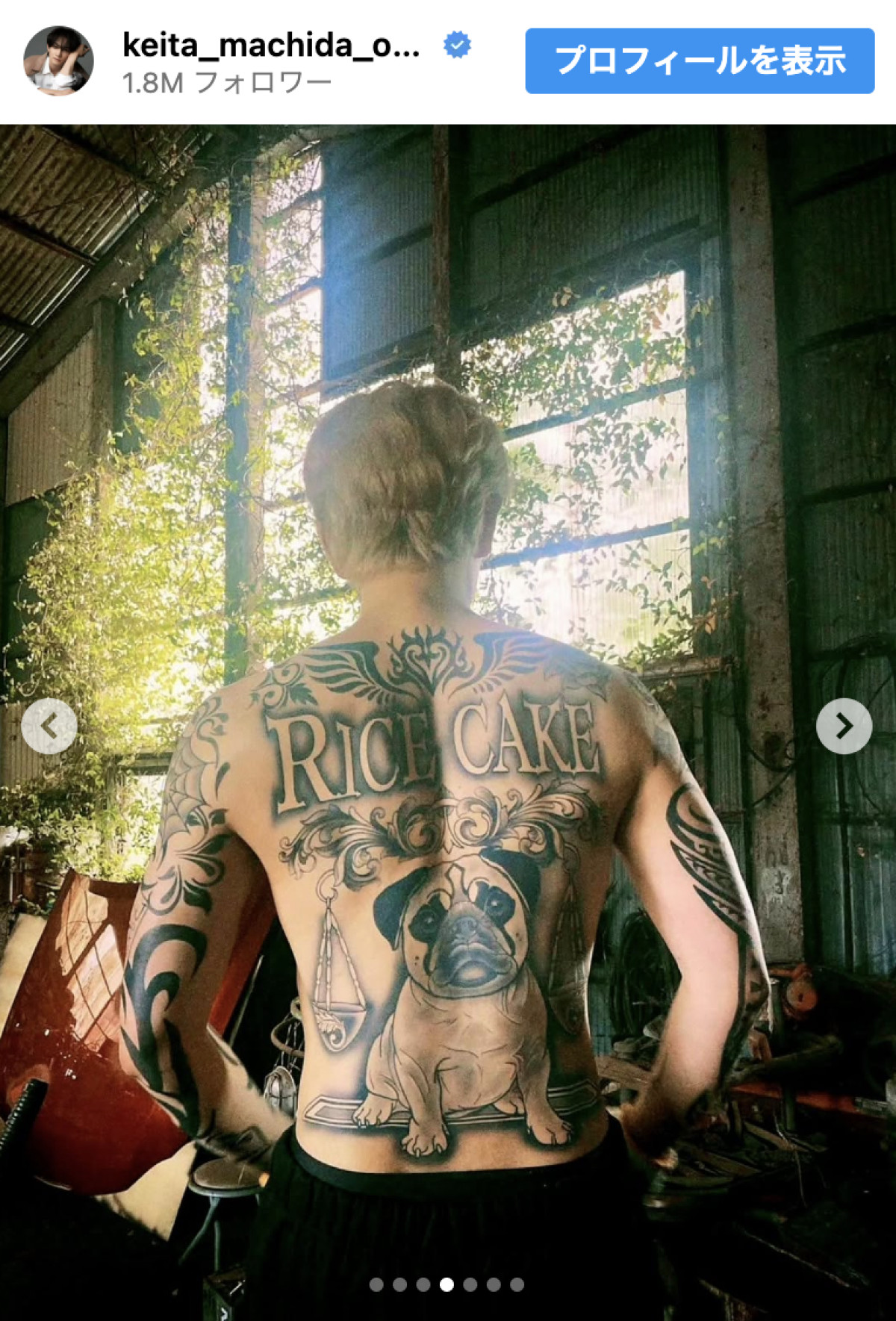 人気イケメン俳優、ごりごりタトゥー姿　“愛犬”と戯れるギャップに「メロメロな表情がいい」