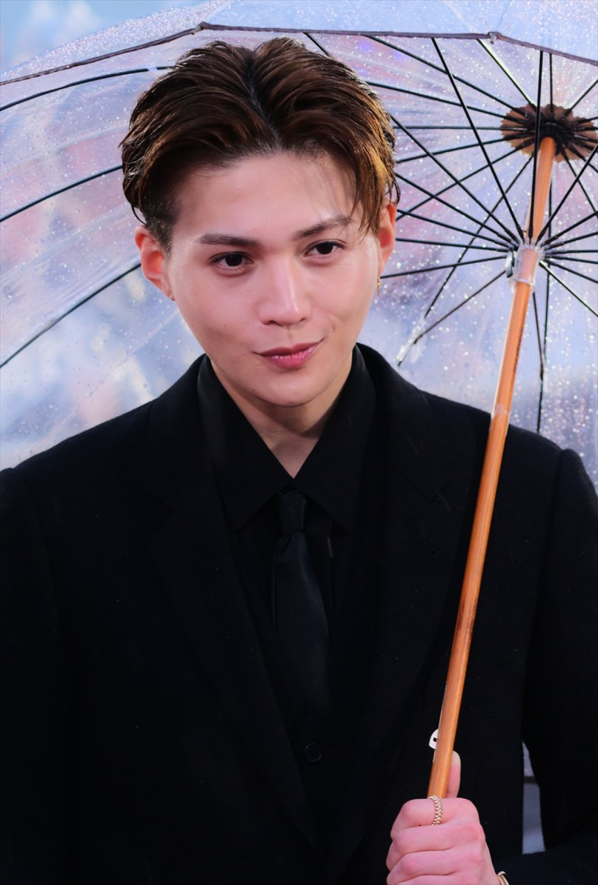 Snow Man目黒蓮、一時帰国でレッドカーペットに登場　雨のち虹も出現