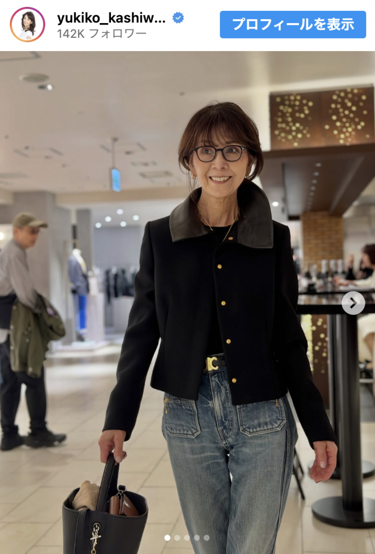 25年前のジャケットを着こなす柏木由紀子　※「柏木由紀子」Instagram