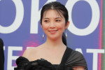 「第4回横浜国際映画祭」レッドカーペットに登場した田中麗奈（『沖で待つ』）