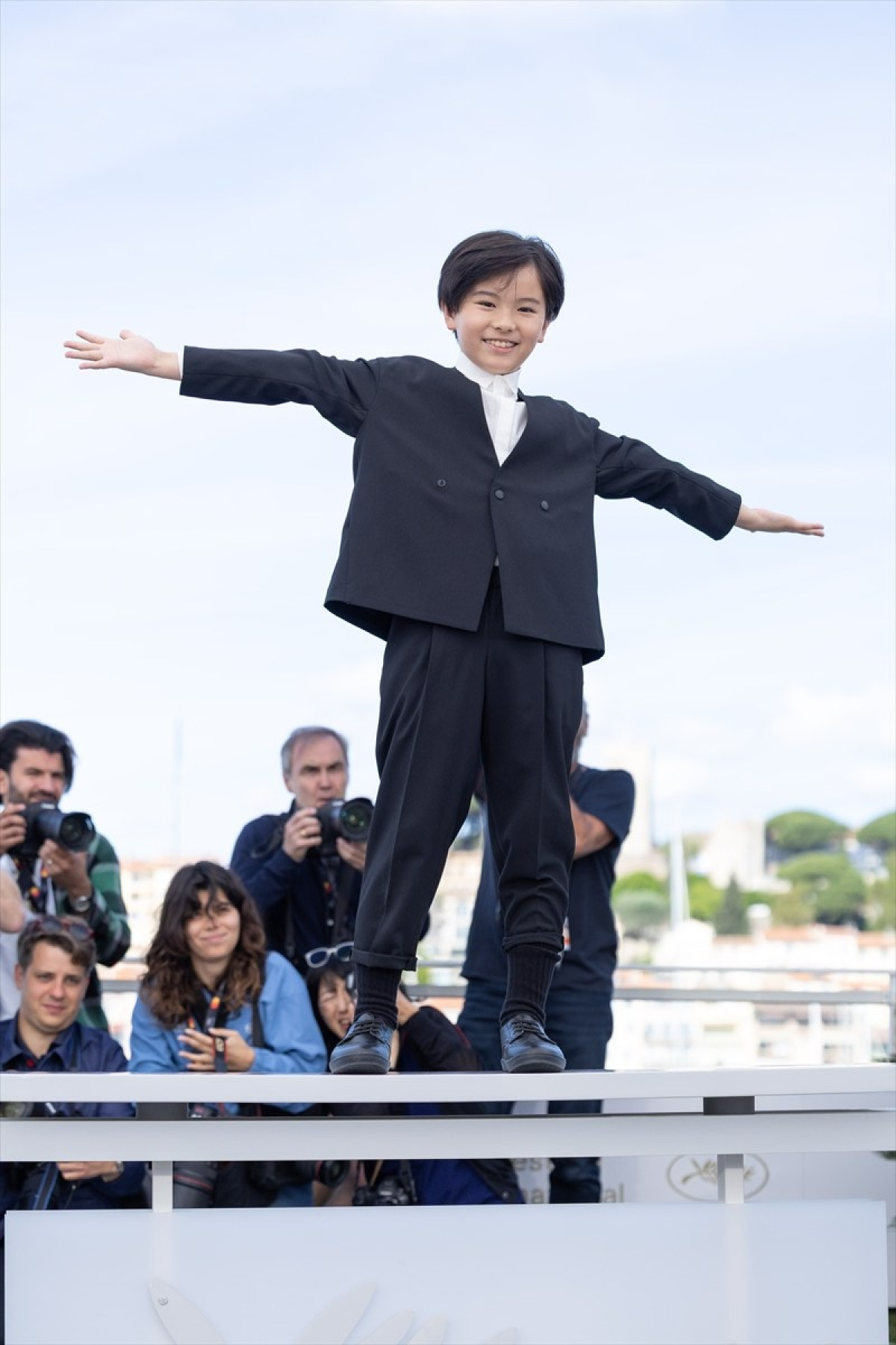 綾瀬はるか、フラワーモチーフの“大人かわいい”白ドレスで登場　カンヌの青空バックに笑顔