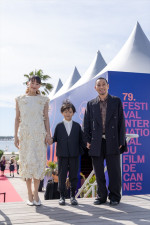第79回カンヌ国際映画祭『箱の中の羊』フォトコールに出席した（左から）綾瀬はるか、桑木里夢、大悟（千鳥）