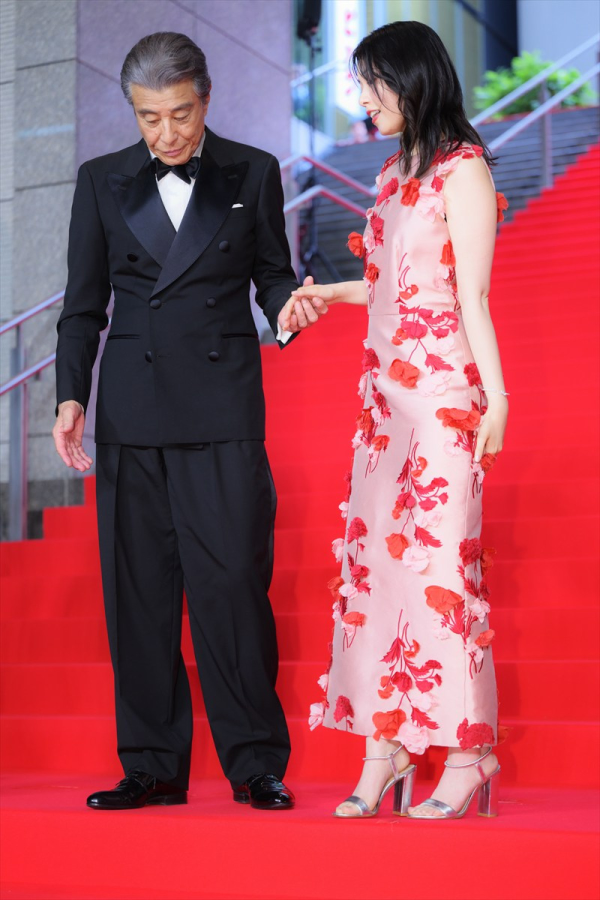 舘ひろし、ドレス姿の西野七瀬を華麗にエスコート！ 「この映画は西野君にかかっています」