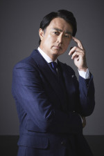 ドラマ『告白－25年目の秘密－』に出演する石黒賢