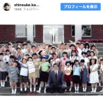 スペシャルドラマ版『ちびまる子ちゃん』に出演した笠井信輔や子役キャストの集合ショット　※「笠井信輔」Instagram