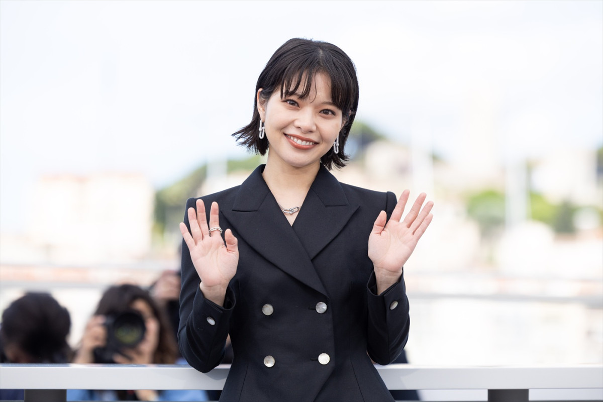 岸井ゆきのがカンヌ初参加！　映画『すべて真夜中の恋人たち』公式上映のスタオベに浅野忠信がガッツポーズ