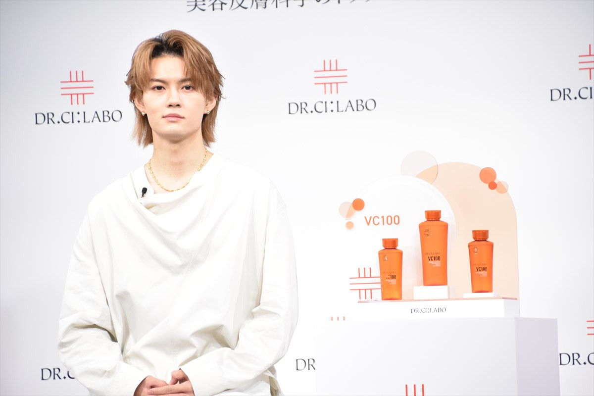 M！LK佐野勇斗、“サービスタイム”に報道陣のシャッター止まらず　新CMは「めちゃビジュいいじゃん」