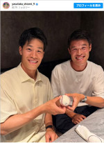 【写真】「そっくり!!」「兄弟かと」ヤクルト塩見、“激似”とうわさの元サッカー日本代表と対面