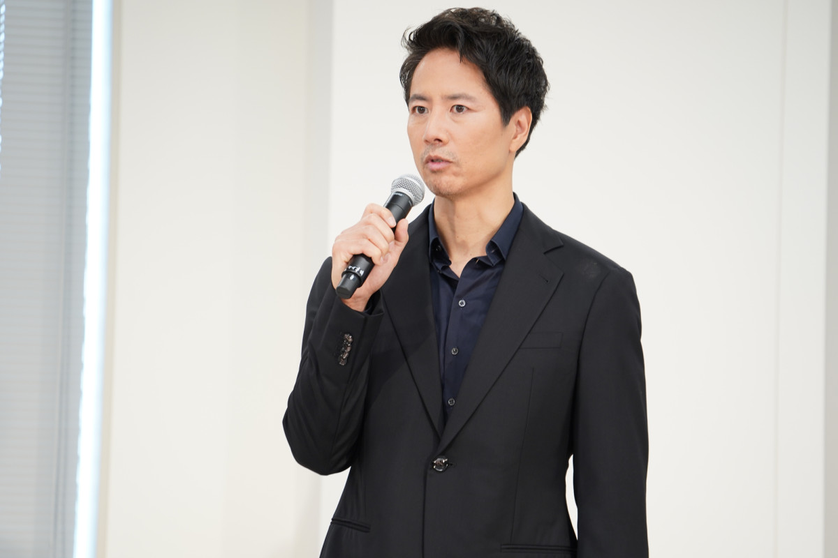 ケイン・コスギ、会見で浅野寛介を投げ飛ばし机が真っ二つ！　この日のために「パーフェクトボディにしました！」