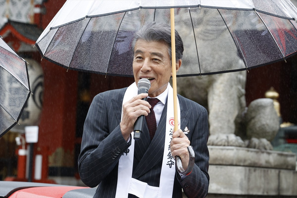 舘ひろし、神田明神に赤いフェラーリと共に登場！　西野七瀬と『免許返納!?』大ヒット祈願