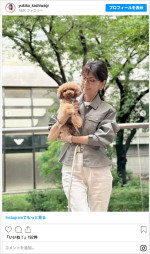 本当に78歳！？　柏木由紀子のアクティブな“犬のお散歩”コーデ　※「柏木由紀子」Instagram