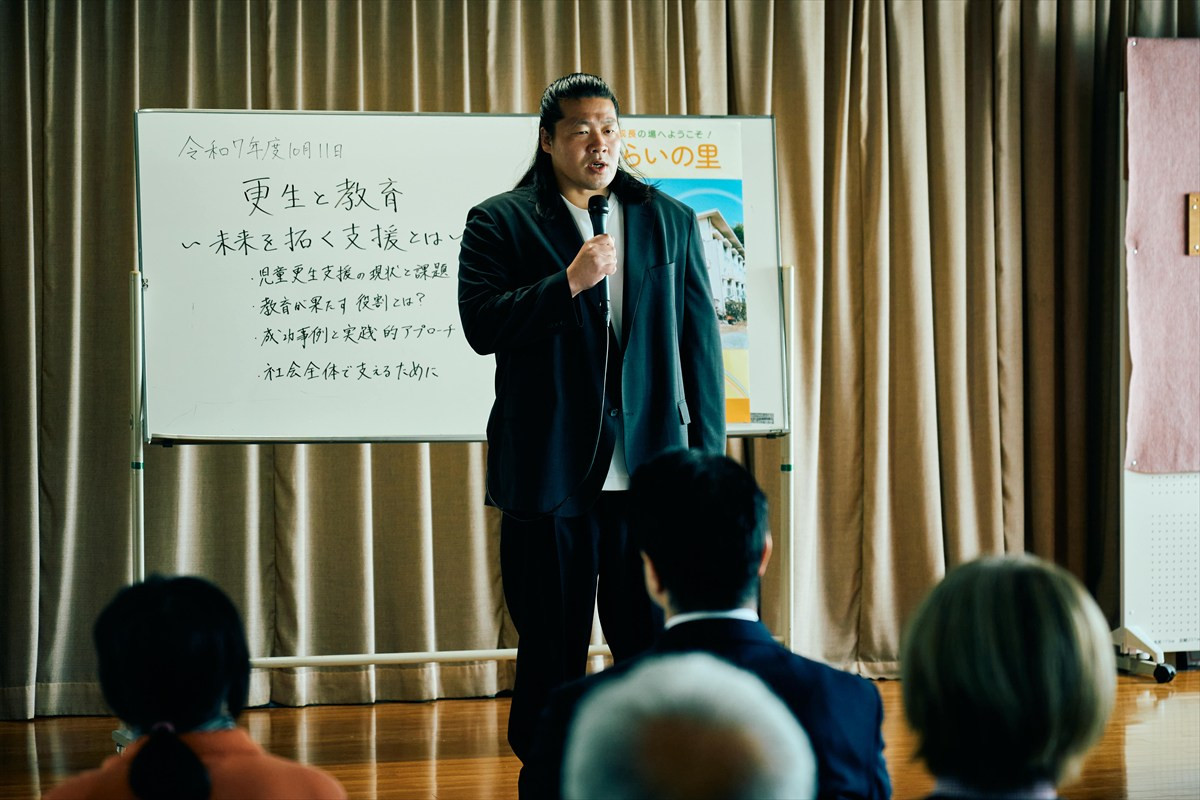 『四月の余白』一ノ瀬ワタルが上阪隼人を笑顔でヘッドロック！　新ビジュアル＆場面写真解禁