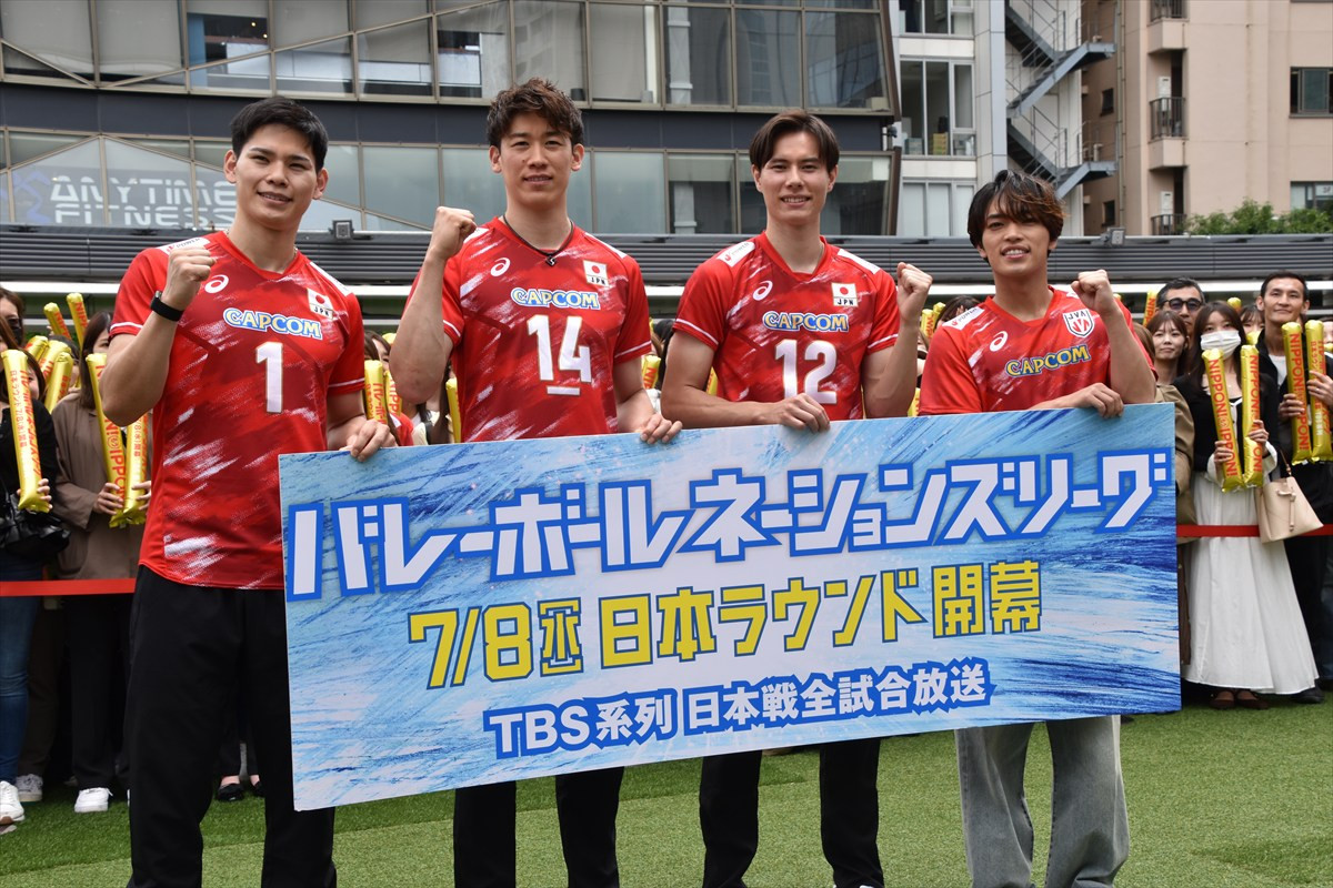 『バレーボールネーションズリーグ』開幕セレモニー会見に出席した（左から）男子日本代表選手・西田有志、石川祐希、高橋藍、timelesz原嘉孝