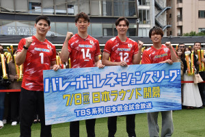 『バレーボールネーションズリーグ』開幕セレモニー会見に出席した（左から）男子日本代表選手・西田有志、石川祐希、高橋藍、timelesz原嘉孝