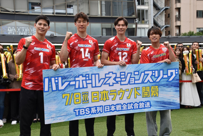 『バレーボールネーションズリーグ』開幕セレモニー会見に出席した（左から）男子日本代表選手・西田有志、石川祐希、高橋藍、timelesz原嘉孝