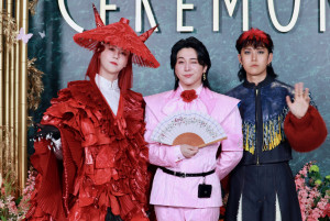 ミセス、2日目は『桃太郎』テーマの衣装で登場！　個性際立つスタイルで魅了＜Mrs. GREEN APPLE presents 『CEREMONY』＞
