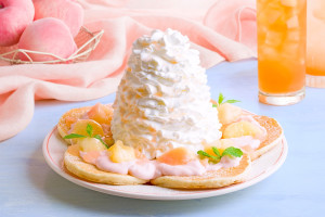 Eggs ’n Things「白桃のパンケーキ」登場！　果実感が楽しめるドリンクや特製ジャークチキンも展開