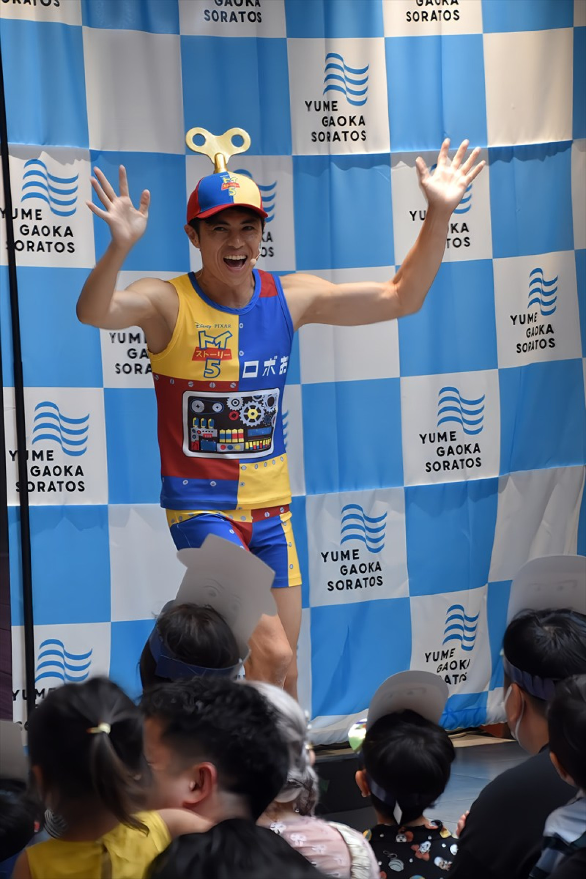 小島よしお改め"小島ロボお"、子どもたちと『トイ・ストーリー5』大ヒットをお祝い　「5回見れば見つかる？」カメオ出演もアピール