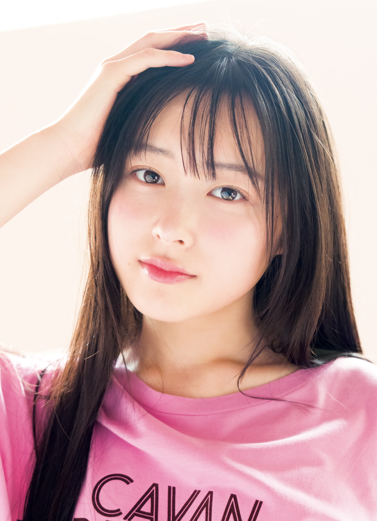 中学生と思えないビジュアル！　“美少女図鑑”5冠の14歳、王道美少女の青春グラビア