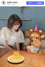 柏木由紀子、涼やかなシアーコーデで愛犬の誕生日を祝福　※「柏木由紀子」Instagram