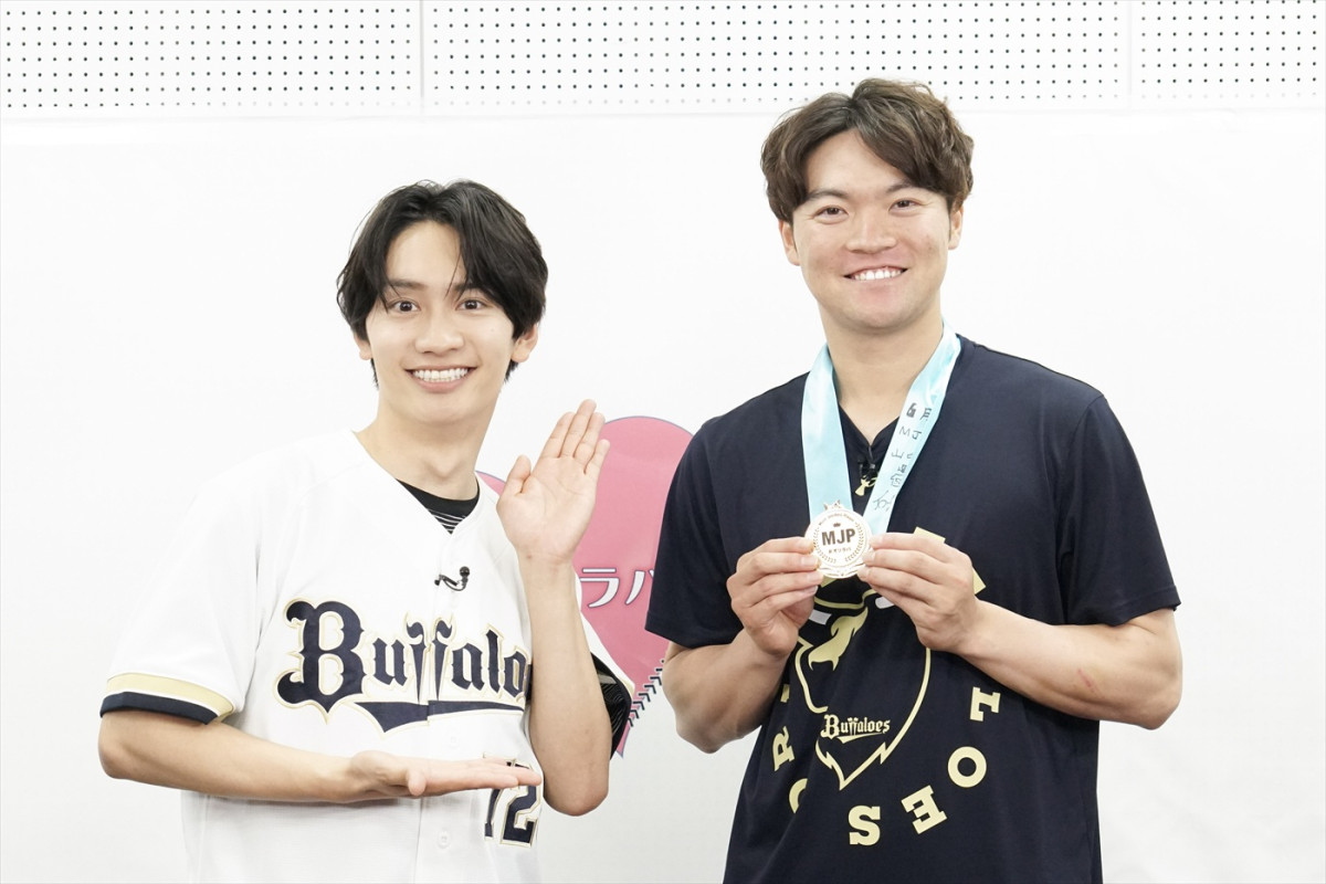 7月6日放送の『藤原丈一郎の月刊！オリックスLOVER』より（左から）藤原丈一郎（なにわ男子）、山中稜真選手（オリックス・バファローズ）