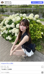 夏目一花、美脚あらわのミニスカ姿　※「夏目一花」Instagram