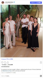 （左から）キム・ターンブル、ロメオ、ヴィクトリア、デヴィッド、ハーパー、クルス、ジャッキー・アポステル　※「ヴィクトリア・ベッカム」Instagram