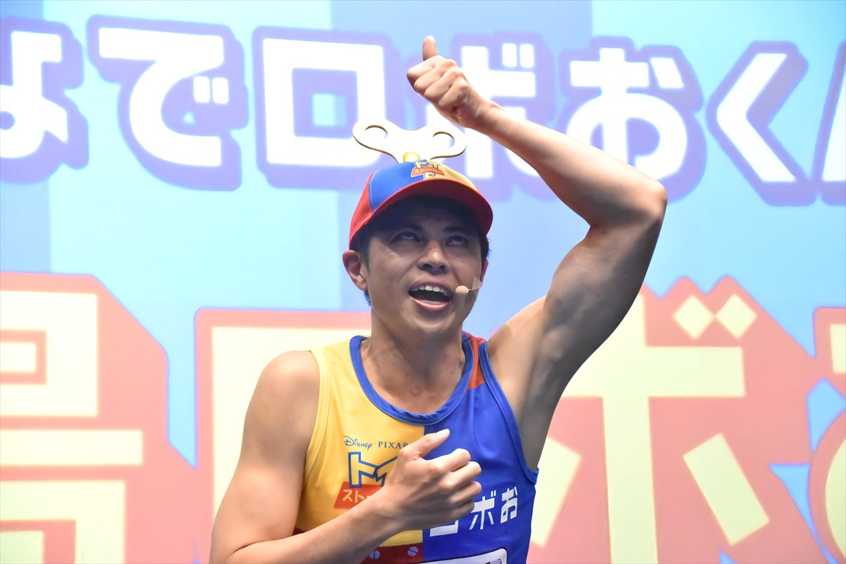 小島よしお改め"小島ロボお"、子どもたちと『トイ・ストーリー5』大ヒットをお祝い　「5回見れば見つかる？」カメオ出演もアピール