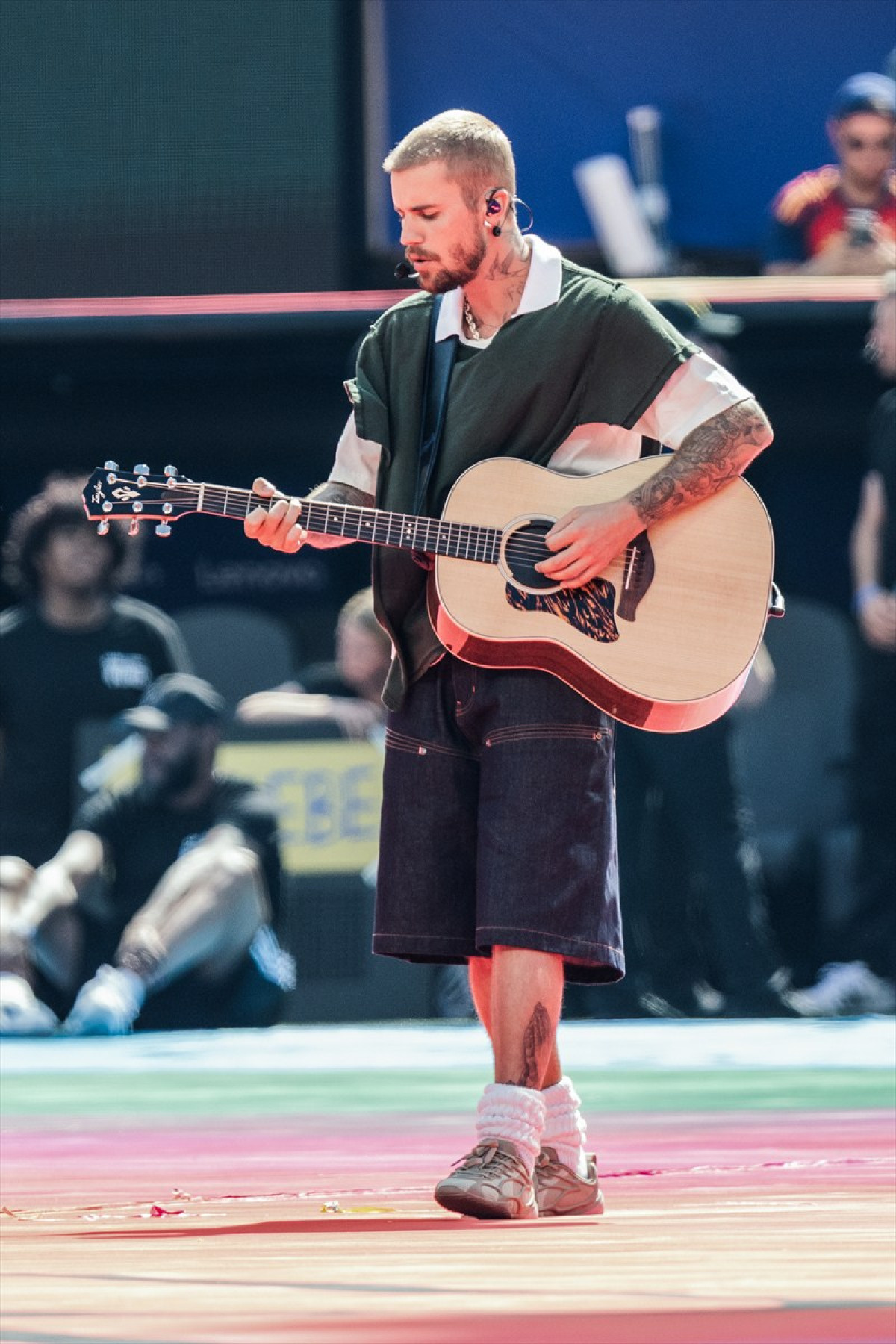 ヘイリー・ビーバー、真っ赤なミニドレス姿で登場　W杯ハーフタイムショー出演の夫ジャスティンとアフターパーティーへ