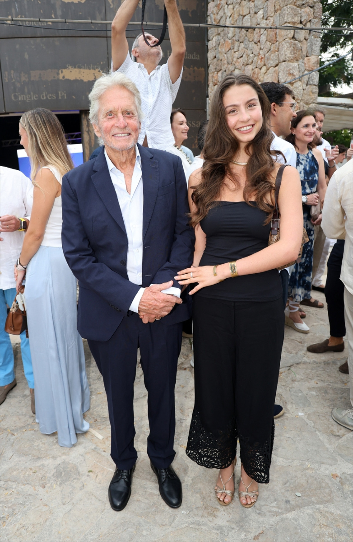 81歳マイケル・ダグラス、23歳の愛娘キャリスと手をつないでガラパーティーに来場