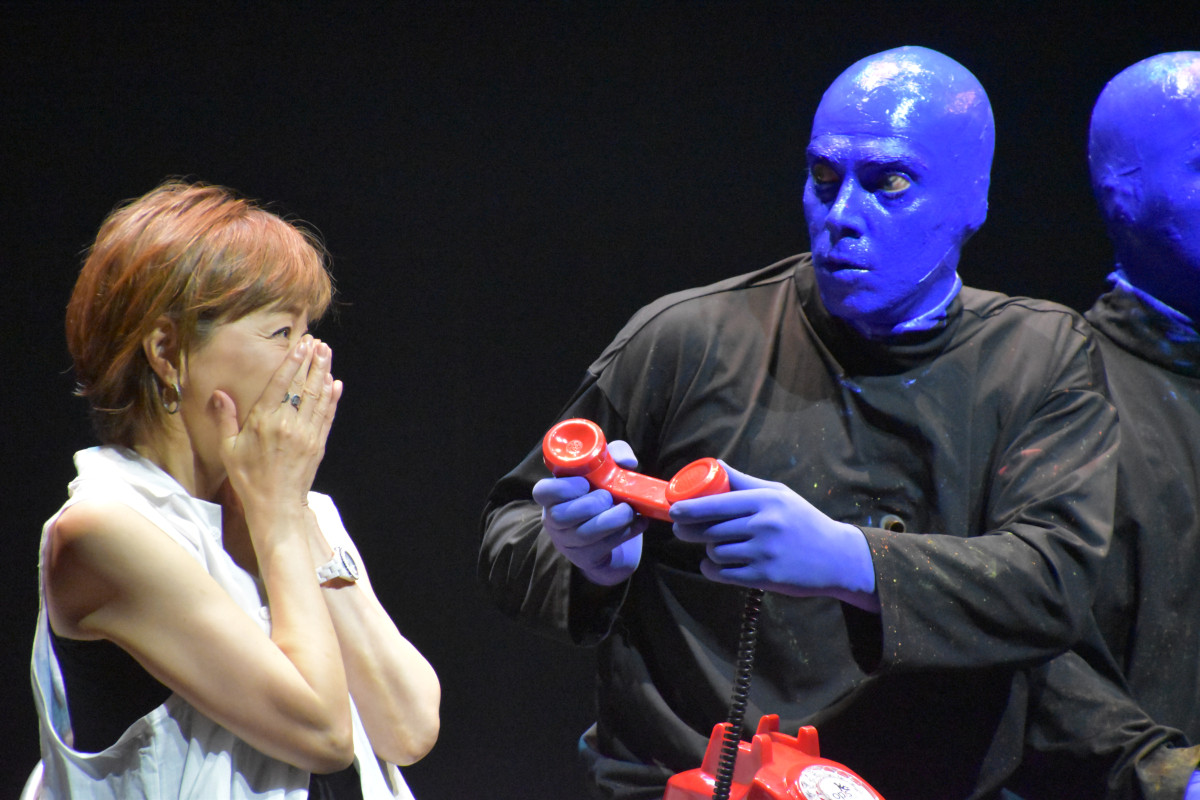 鈴木愛理「まさか自分が歌う日が来るとは」　歴史ある『BLUE MAN GROUP』楽曲「I FEEL LOVE」を熱唱