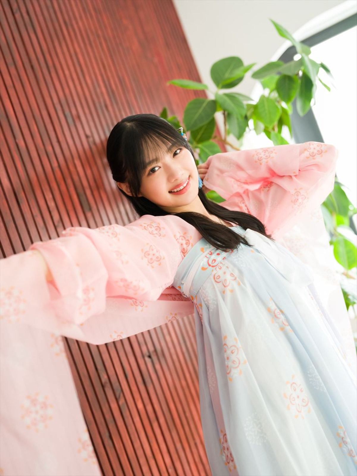 大人気TikToker美女、夏の“甘酸っぱい初恋”を追体験するグラビア