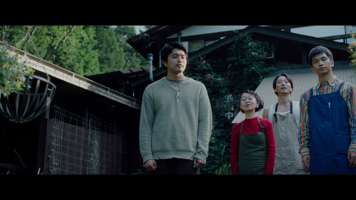 King Gnu井口理、“推し”を守るため粉骨砕身　主演映画『逃げろお嬢さん』場面カット10点解禁