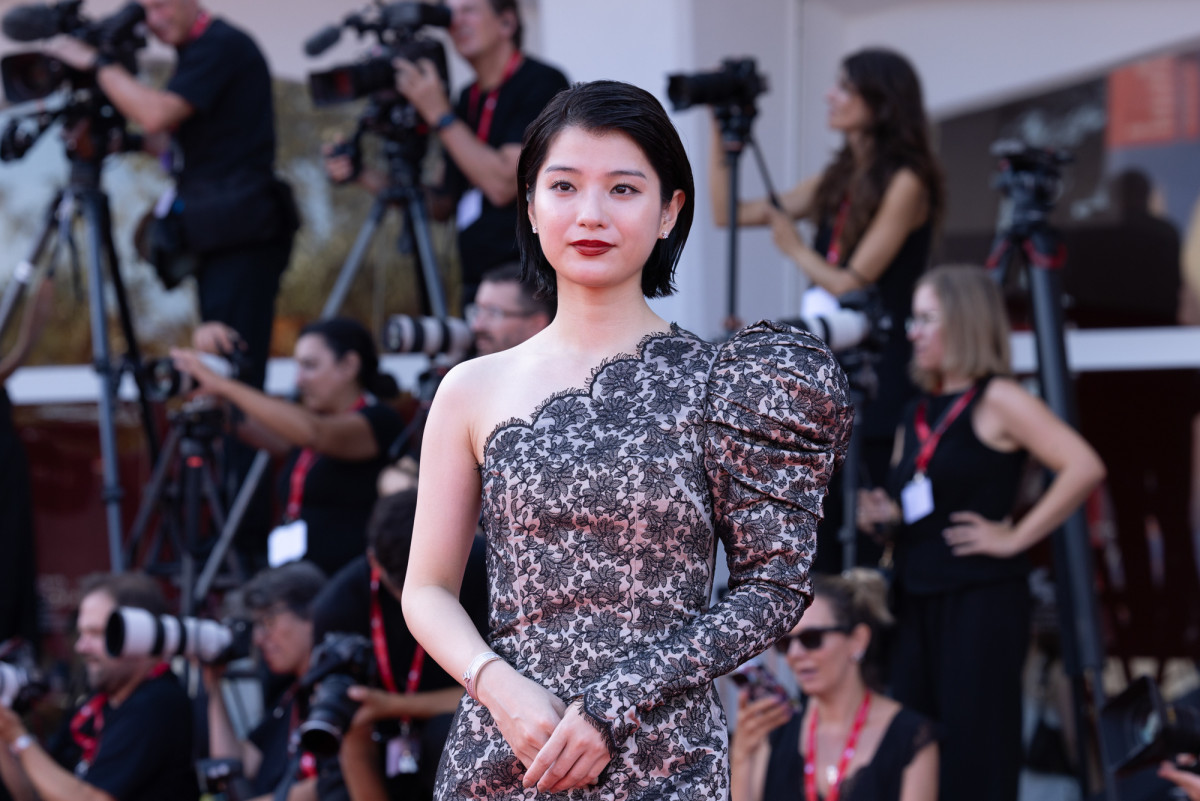 出口夏希＆蒔田彩珠、シックなドレス姿でヴェネチア国際映画祭レッドカーペットに登場