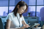 ドラマ10『会社員』の主演を務める吉田羊（宮木英理子 役）
