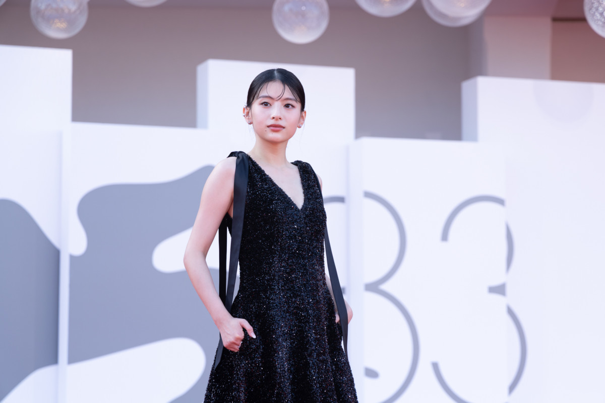 出口夏希＆蒔田彩珠、シックなドレス姿でヴェネチア国際映画祭レッドカーペットに登場