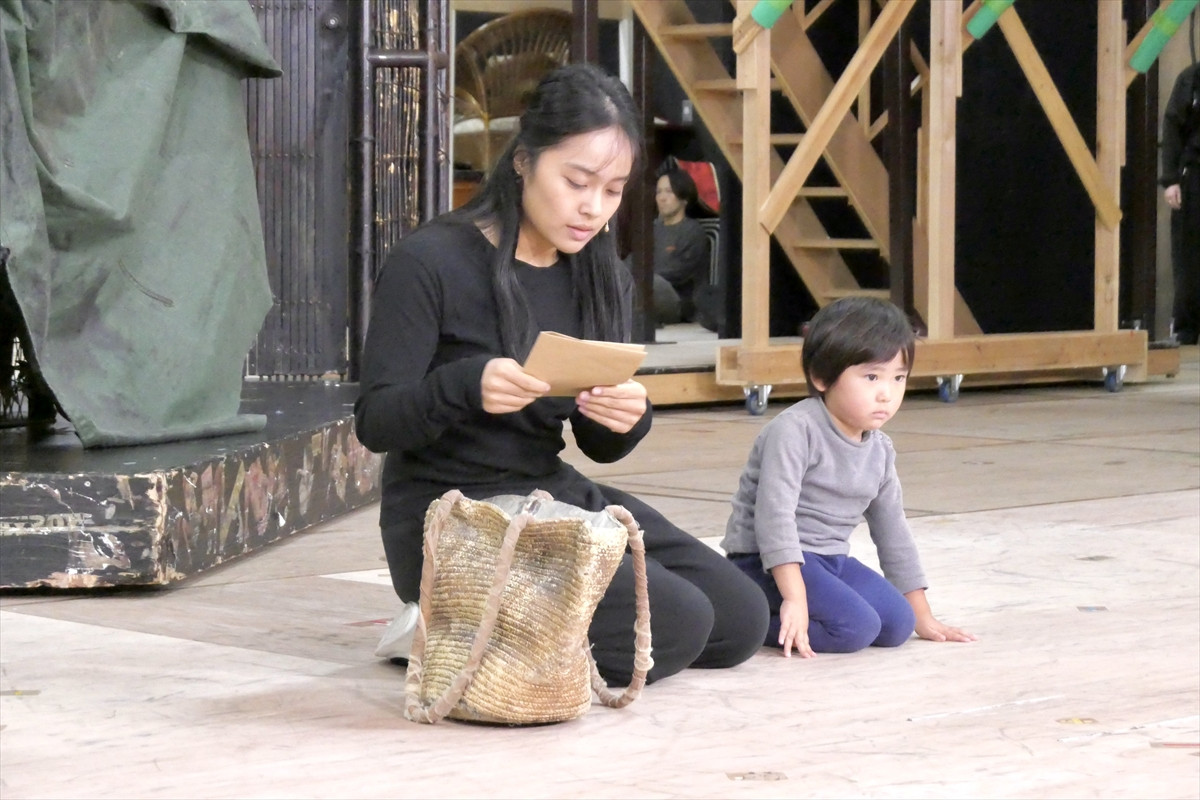 「昔からいるみたいに違和感がない」「面白すぎ」稽古場の桐山照史を駒田一＆東山義久が絶賛！／『ミス・サイゴン』稽古場レポート